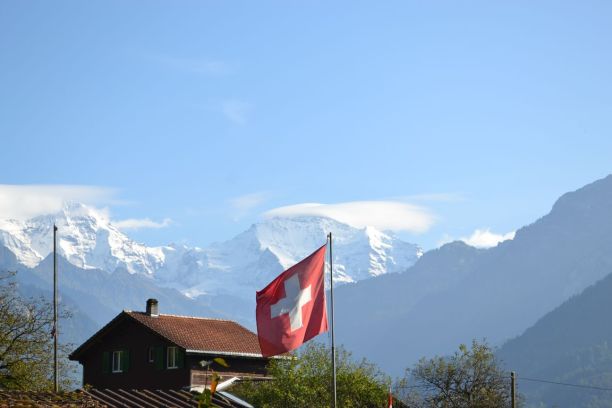 Bergkullisse bei Interlaken