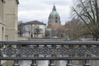 Rathaus und Brücke scharf